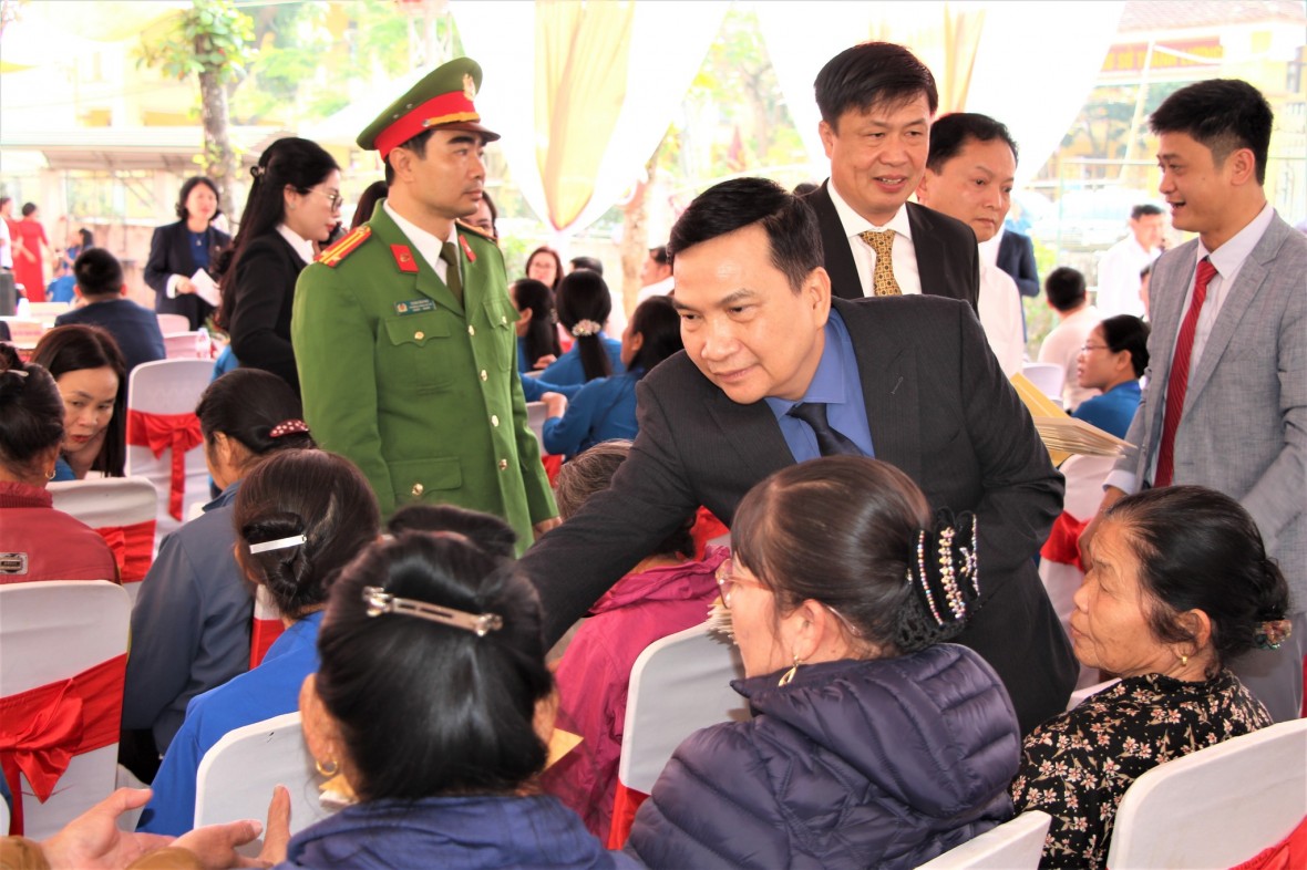 Những phần quà ý nghĩa đến với người dân có hoàn cảnh khó khăn tại xã Xuân Lâm.