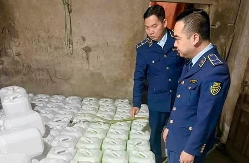 Gần 900 lít rượu hương cốm không nguồn gốc chuẩn bị tung ra thị trường thì bị bắt giữ Gần 900 lít rượu hương cốm không nguồn gốc chuẩn bị tung ra thị trường thì bị bắt giữ