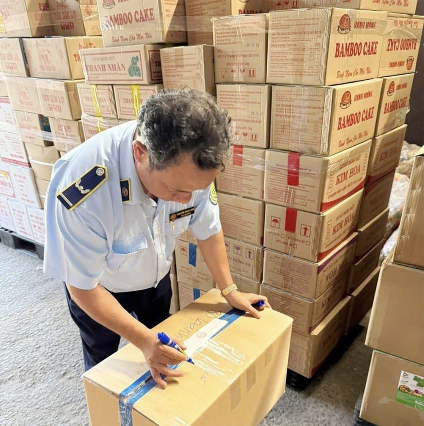 Hơn 1,4 tấn bánh kẹo, mứt Tết không rõ nguồn gốc bị bắt giữ Hơn 1,4 tấn bánh kẹo, mứt Tết không rõ nguồn gốc bị bắt giữ