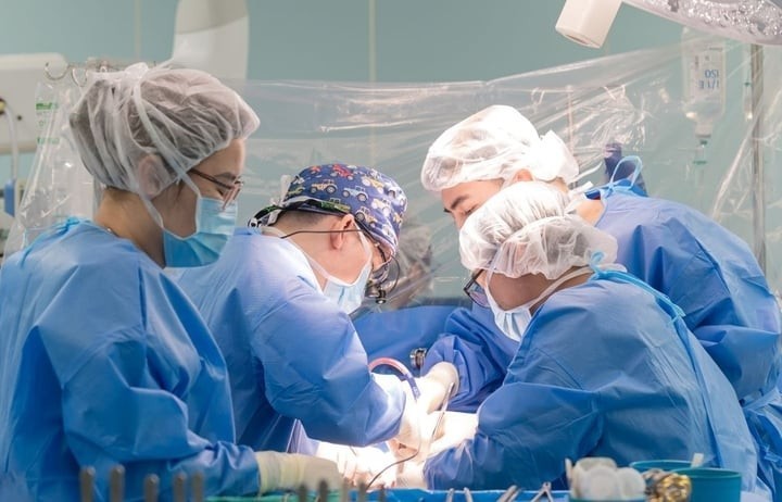 Lặng thầm áo trắng – Sáng mãi y đức Việt Nam