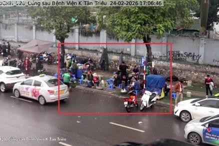 Hà Nội ghi nhận tổng cộng 476 trường hợp vi phạm trật tự đô thị trong 2 ngày Vi phạm sử dụng trái phép vỉa hè để bày bán hàng hóa bên cạnh cổng sau bệnh viện K Tân Triều, đường Phạm Tu, phường Thanh Liệt (Ảnh: CACC)