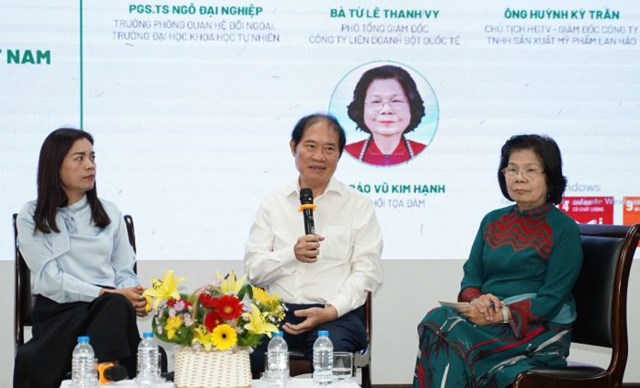 TS Huỳnh Kỳ Tr&acirc;n &ndash; Chủ tịch HĐTV, Gi&aacute;m đốc C&ocirc;ng ty Lan Hảo (giữa).