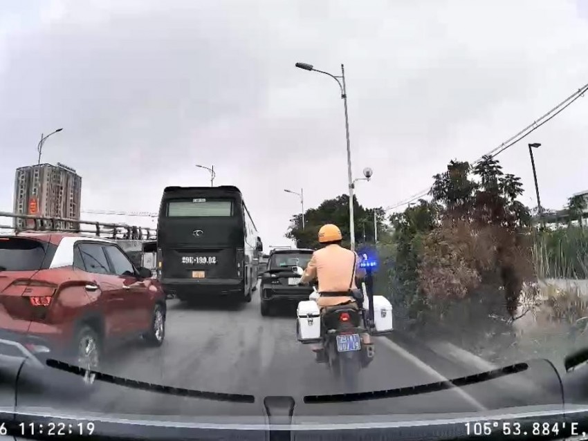 CSGT mở đường cho xe chở người bệnh đi cấp cứu.