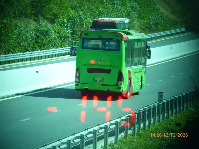 Xe khách nhà xe Bình Tâm chạy quá tốc độ 145km/90km/h. Ảnh: CACC. Xe khách nhà xe Bình Tâm chạy quá tốc độ 145km/90km/h. Ảnh: CACC.
