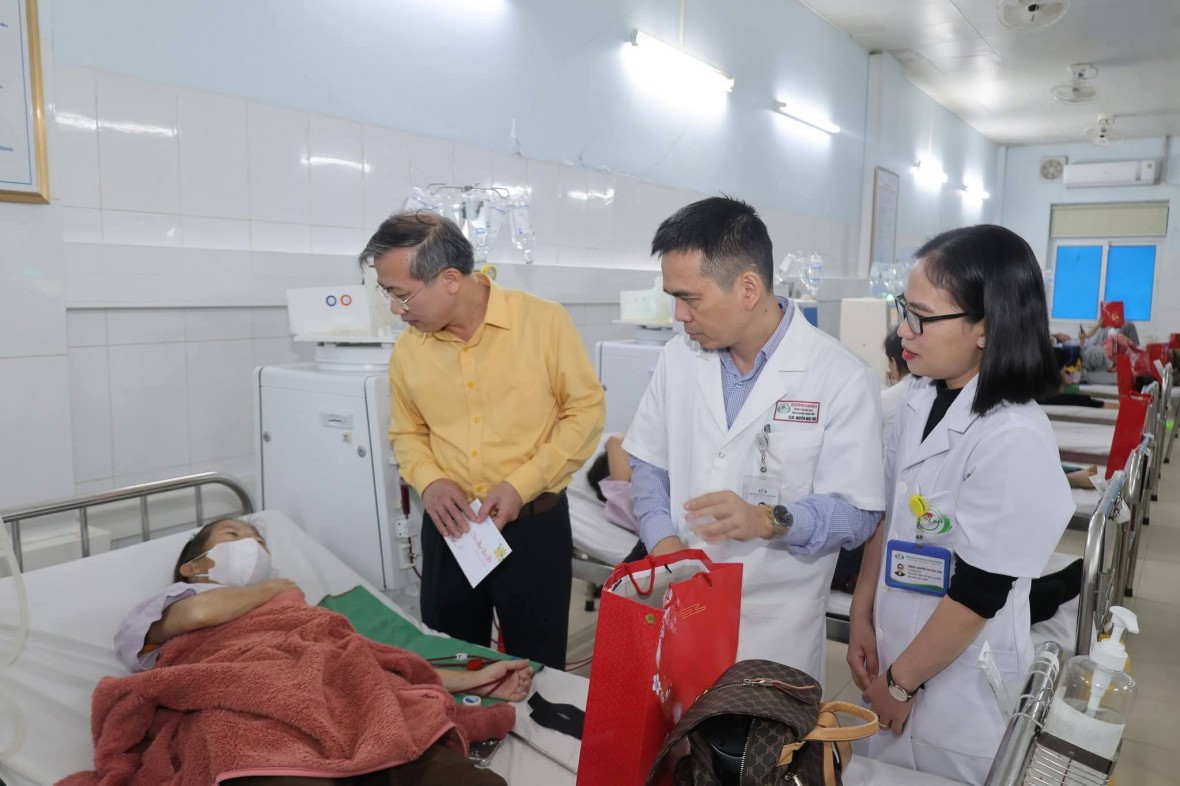 100 suất quà đến với bệnh nhân có hoàn cảnh khó khăn.