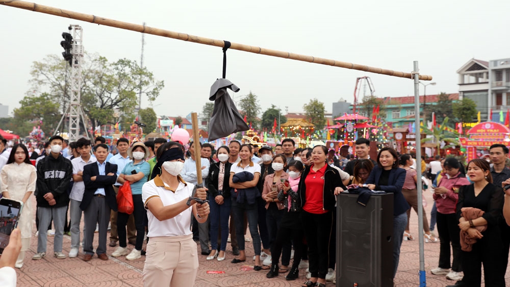 Các trò chơi dân gian tại Ngày hội thu hút đông đảo du khách và người dân địa phương