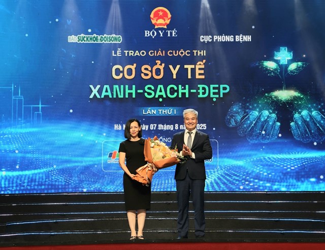 Tổng Bi&ecirc;n tập B&aacute;o Sức khỏe v&agrave; Đời sống Nh&agrave; b&aacute;o Trần Tuấn Linh tặng hoa b&agrave; Nguyễn Bạch Điệp - Chủ tịch FPT Retail ki&ecirc;m Tổng Gi&aacute;m đốc Hệ thống nh&agrave; thuốc v&agrave; ti&ecirc;m chủng Long Ch&acirc;u - đại diện Nh&agrave; t&agrave;i trợ cuộc thi.