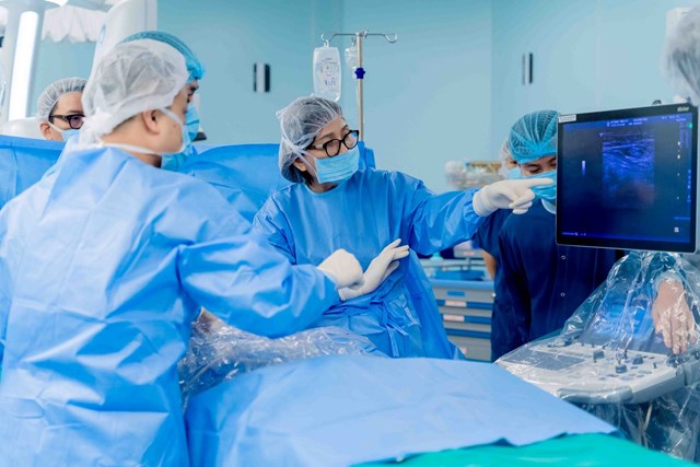 ThS.BS Đinh Thị Hiền Lê cùng ekip thực hiện can thiệp bào thai cho thai phụ, đ&atilde; cứu sống nhiều thai nhi mắc bệnh l&yacute; nặng từ giai đoạn b&agrave;o thai.