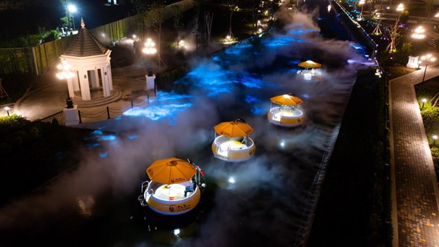 Du ngoạn giữa ánh sáng, chạm tay vào mây mù trên Dòng sông Ánh sáng T&T City Millennia - Ảnh 3 Du ngoạn giữa ánh sáng, chạm tay vào mây mù trên Dòng sông Ánh sáng T&T City Millennia - Ảnh 3