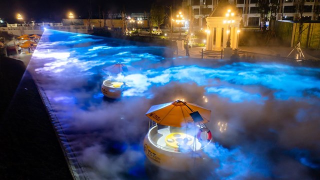 Du ngoạn giữa ánh sáng, chạm tay vào mây mù trên Dòng sông Ánh sáng T&T City Millennia - Ảnh 5 Du ngoạn giữa ánh sáng, chạm tay vào mây mù trên Dòng sông Ánh sáng T&T City Millennia - Ảnh 5