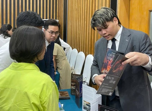 Đại diện Ambassador Cruise giới thiệu sản phẩm của Tập đo&agrave;n APC