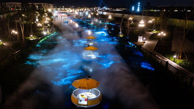 Du ngoạn giữa ánh sáng, chạm tay vào mây mù trên Dòng sông Ánh sáng T&T City Millennia - Ảnh 2 Du ngoạn giữa ánh sáng, chạm tay vào mây mù trên Dòng sông Ánh sáng T&T City Millennia - Ảnh 2