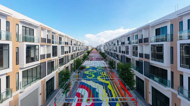 Tuyến phố đi bộ Millennia Journey &ndash; H&agrave;nh tr&igrave;nh thi&ecirc;n ni&ecirc;n kỷ x&aacute;c lập kỷ lục l&agrave; Tuyến phố đi bộ trong khu&ocirc;n vi&ecirc;n Khu đ&ocirc; thị c&oacute; c&aacute;c trạm dừng trải nghiệm đa dạng chủ đề nhất, lấy cảm hứng từ hải tr&igrave;nh kh&aacute;m ph&aacute; phương Đ&ocirc;ng của Marco Polo. &nbsp;