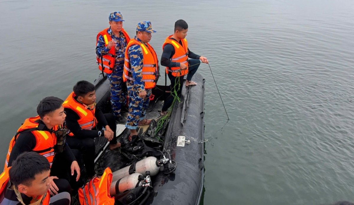 20 đặc công người nhái trắng đêm tìm kiếm nạn nhân mất tích vụ lật tàu chở khách trên hồ Thác Bà