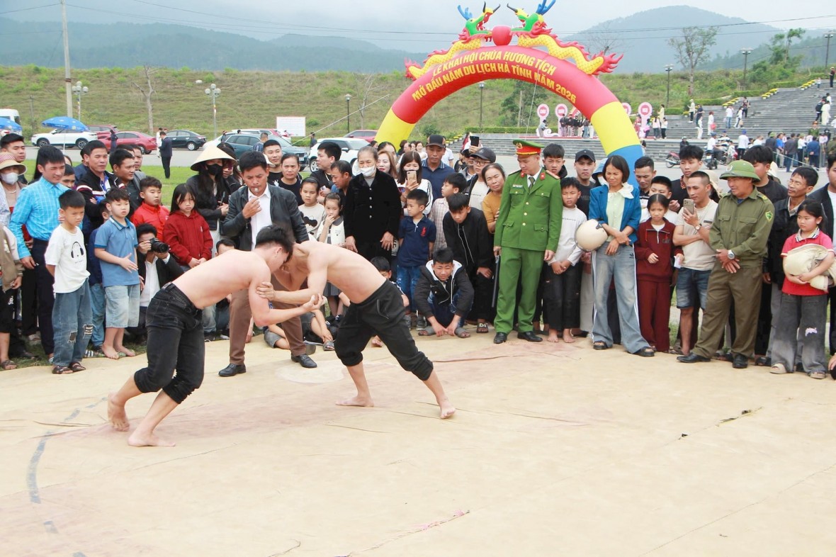 Nhiều hoạt động vui chơi hấp dẫn thu hút đông đảo người dân tham gia. Nhiều hoạt động vui chơi hấp dẫn thu hút đông đảo người dân tham gia.