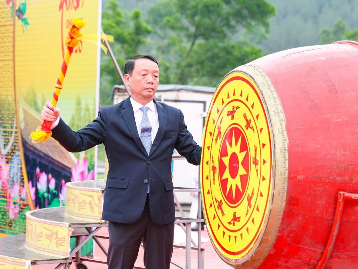 Ông Phan Thiên Định - Chủ tịch UBND tỉnh Hà Tĩnh đánh trống khai hội chùa Hương Tích. Ông Phan Thiên Định - Chủ tịch UBND tỉnh Hà Tĩnh đánh trống khai hội chùa Hương Tích.