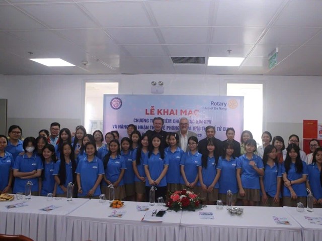 Đại diện Rotary Đ&agrave; Nẵng, Bệnh viện v&agrave; c&aacute;c bạn trẻ chụp ảnh lưu niệm.