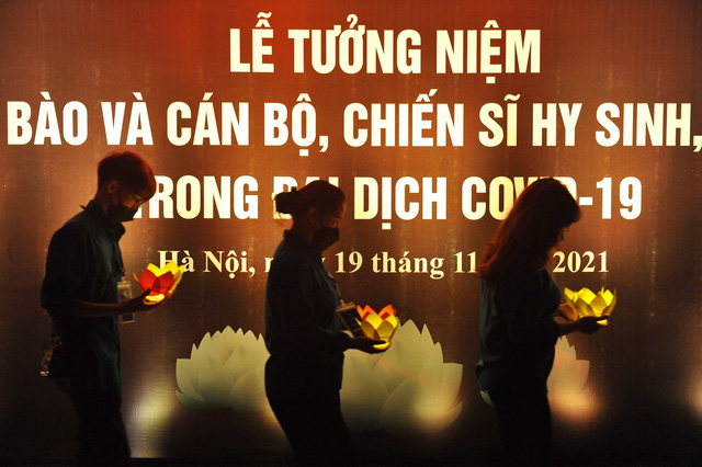 Tại Công viên Thống Nhất, Hoạt động thắp nến tại Lễ Tưởng niệm đồng bào và cán bộ, chiến sĩ hy sinh, tử vong trong đại dịch COVID-19.Ảnh: TTXVN