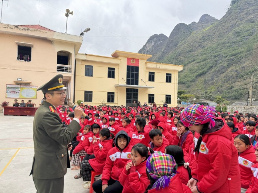 Đem “Xuân yêu thương” đến với học sinh miền biên giới Mèo Vạc