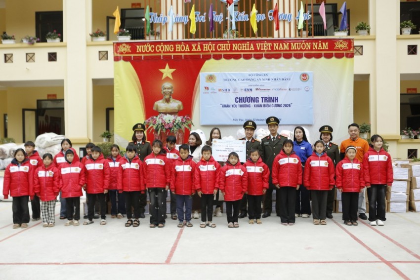 Đem “Xuân yêu thương” đến với học sinh miền biên giới Mèo Vạc