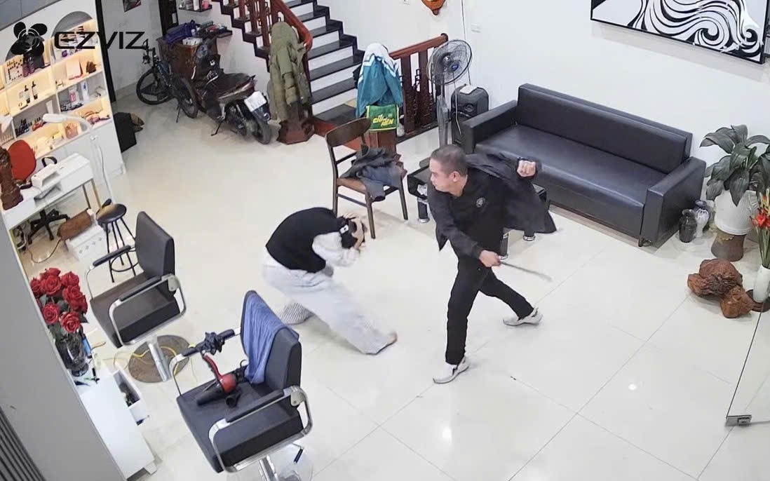 Bắc Ninh: Người đàn ông cầm dao xông vào tiệm tóc truy sát vợ và con gái Bắc Ninh: Người đàn ông cầm dao xông vào tiệm tóc truy sát vợ và con gái