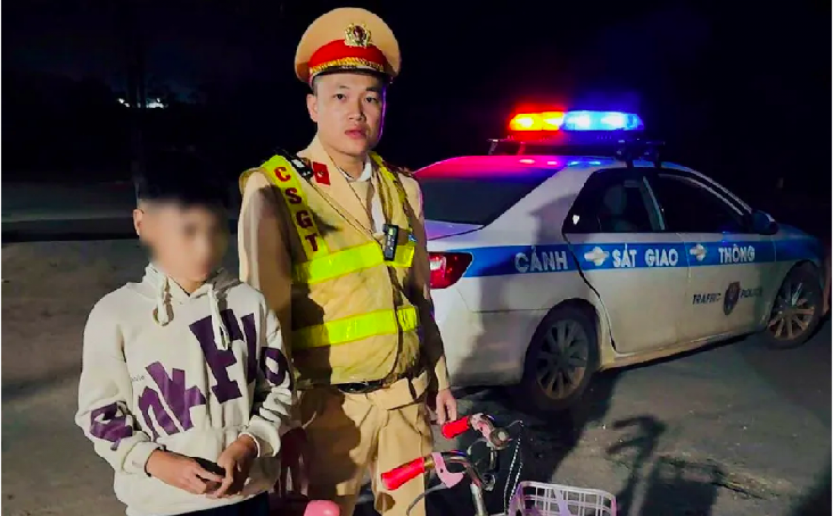 CSGT Hà Nội kịp thời cứu giúp bé trai 12 tuổi đạp xe lạc 15km giữa đêm