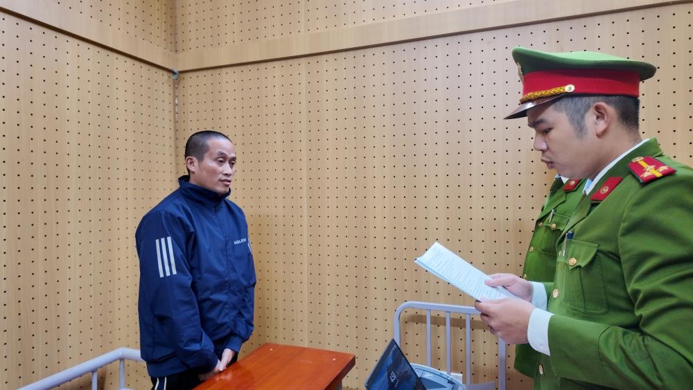 Tống đạt Quyết định khởi tố bị can đối với Nguyễn Đức Thọ - Ảnh Công an Hà Tĩnh.