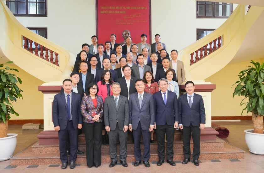 Ph&oacute; Thủ tướng Ch&iacute;nh phủ L&ecirc; Th&agrave;nh Long chụp ảnh lưu niệm c&ugrave;ng l&atilde;nh đạo Bộ Tư ph&aacute;p, l&atilde;nh đạo c&aacute;c đơn vị thuộc Bộ c&ugrave;ng c&aacute;c đại biểu bộ, ban, ng&agrave;nh li&ecirc;n quan.