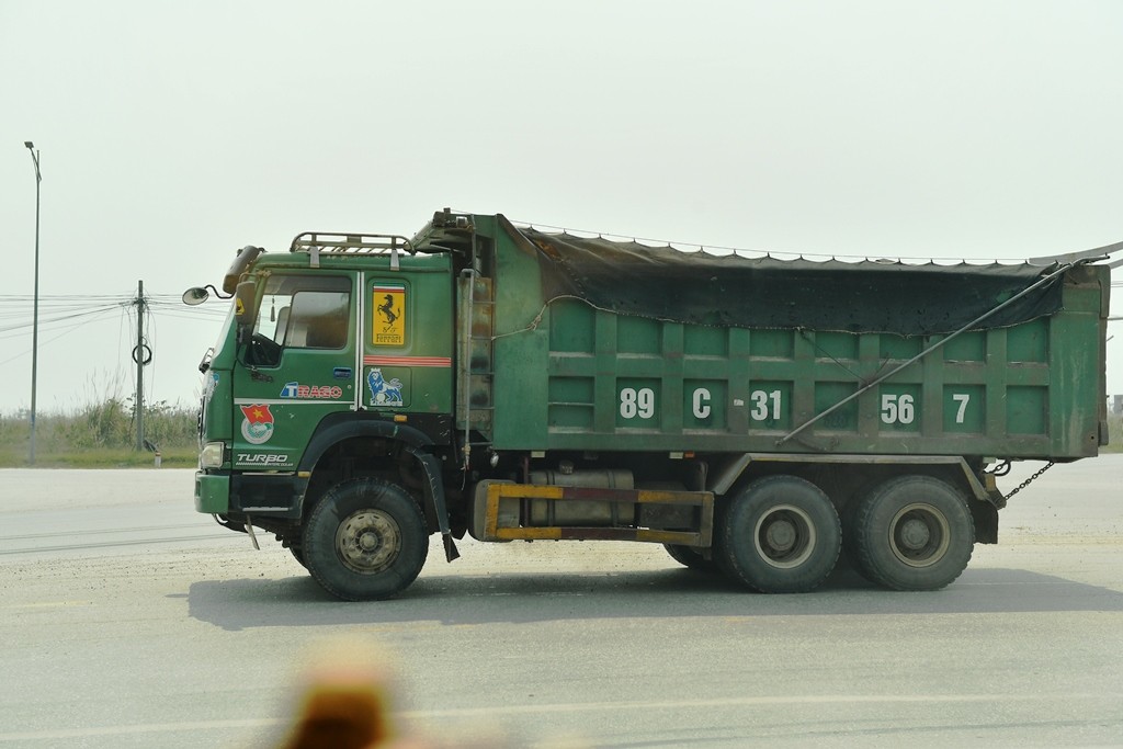 Quảng Ninh: Cận cảnh xe tải chở đất chạy rầm rập suốt ngày đêm, dân lo hỏng đường, ô nhiễm