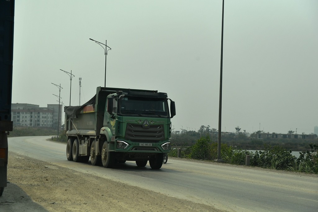 Quảng Ninh: Cận cảnh xe tải chở đất chạy rầm rập suốt ngày đêm, dân lo hỏng đường, ô nhiễm