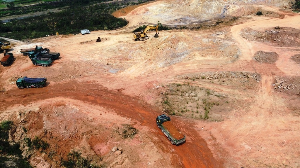 Quảng Ninh: Cận cảnh xe tải chở đất chạy rầm rập suốt ngày đêm, dân lo hỏng đường, ô nhiễm