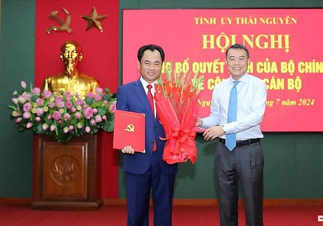 Ông Lê Minh Hưng, Trưởng ban tổ chức trung ương trao quyết định tặng hoa chúc mừng tân Bí thư Tỉnh ủy Trịnh Việt Hùng. Ông Lê Minh Hưng, Trưởng ban tổ chức trung ương trao quyết định tặng hoa chúc mừng tân Bí thư Tỉnh ủy Trịnh Việt Hùng.