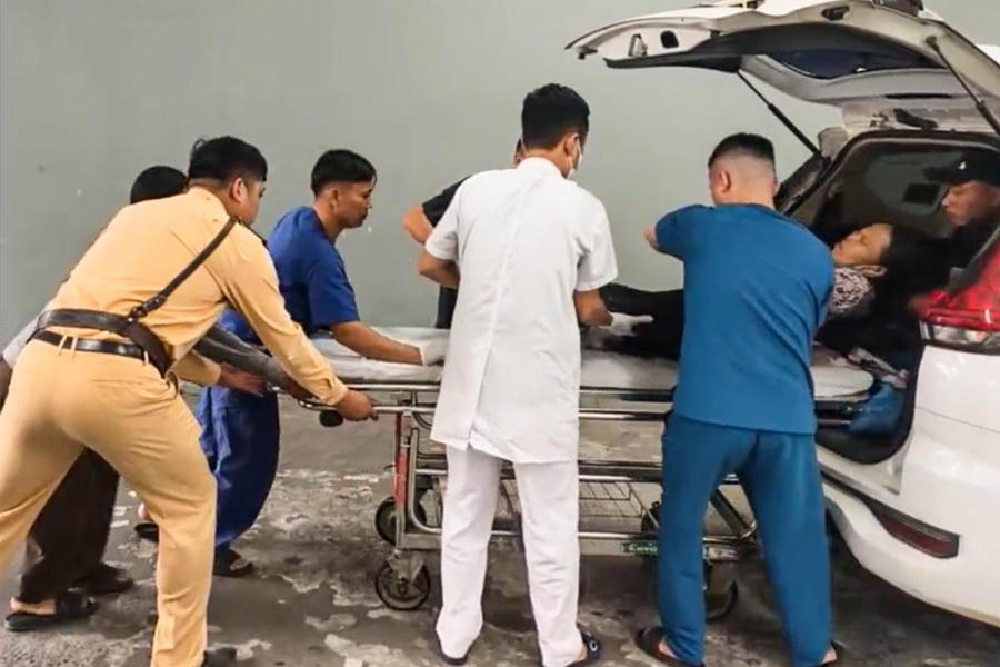 Người dân và CSGT hỗ trợ người phụ nữ gặp tai nạn trên đường.