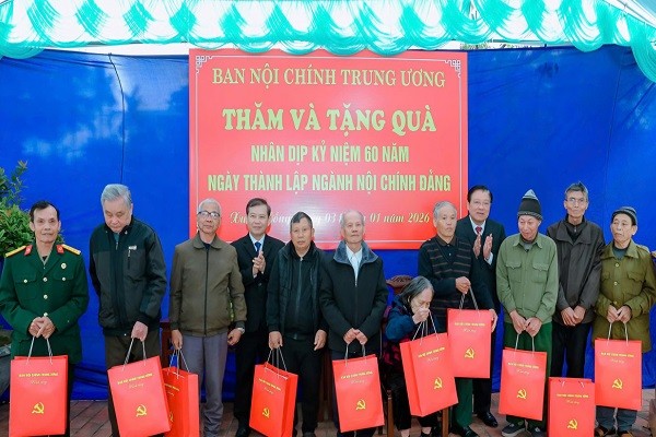 Đoàn công tác Ban Nội chính Trung ương tặng quà Mẹ Việt Nam Anh hùng tại xã Xuân Hồng (Ninh Bình) Đoàn công tác Ban Nội chính Trung ương tặng quà Mẹ Việt Nam Anh hùng tại xã Xuân Hồng (Ninh Bình)