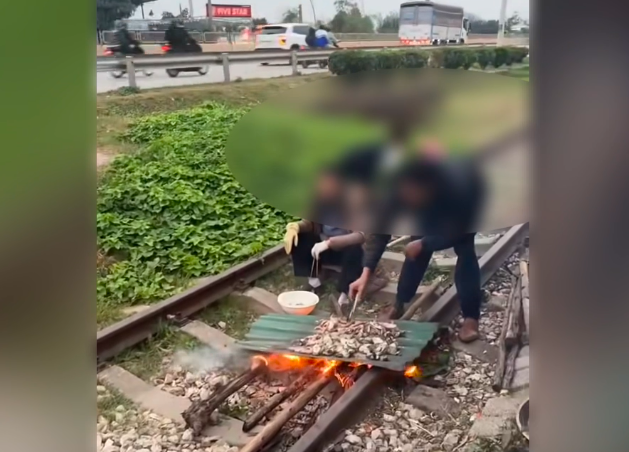 Xử phạt cặp vợ chồng ngang nhiên nướng đồ ăn trên đường sắt, gây nguy hiểm