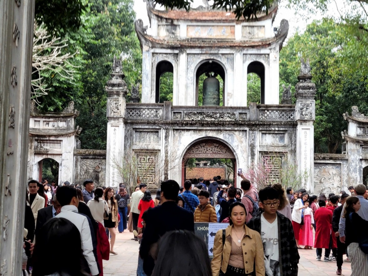 Biển người tới du xuân, xin chữ tại Văn Miếu chiều mùng 2 tết