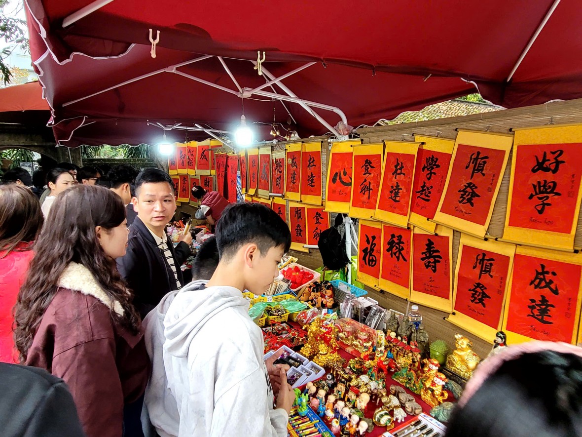 Biển người tới du xuân, xin chữ tại Văn Miếu chiều mùng 2 tết Biển người tới du xuân, xin chữ tại Văn Miếu chiều mùng 2 tết