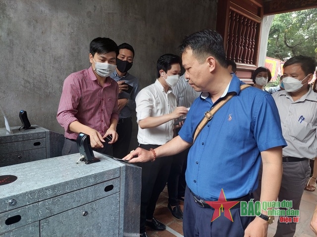 Với hệ thống bán vé điện tử, du khách tới tham quan  Văn Miếu - Quốc Tử Giám chỉ cần quét mã QR.