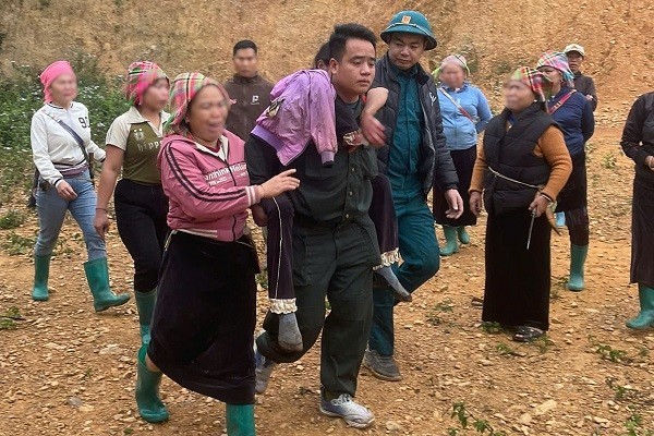 Lực lượng chức năng giải cứu thành công chị Thinh. Ảnh: Công an tỉnh Lai Châu.