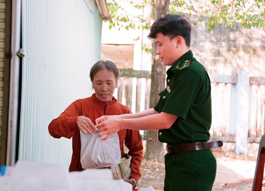 Lan tỏa “Ánh sáng tri ân” đến Nhân dân biên giới Tây Ninh
