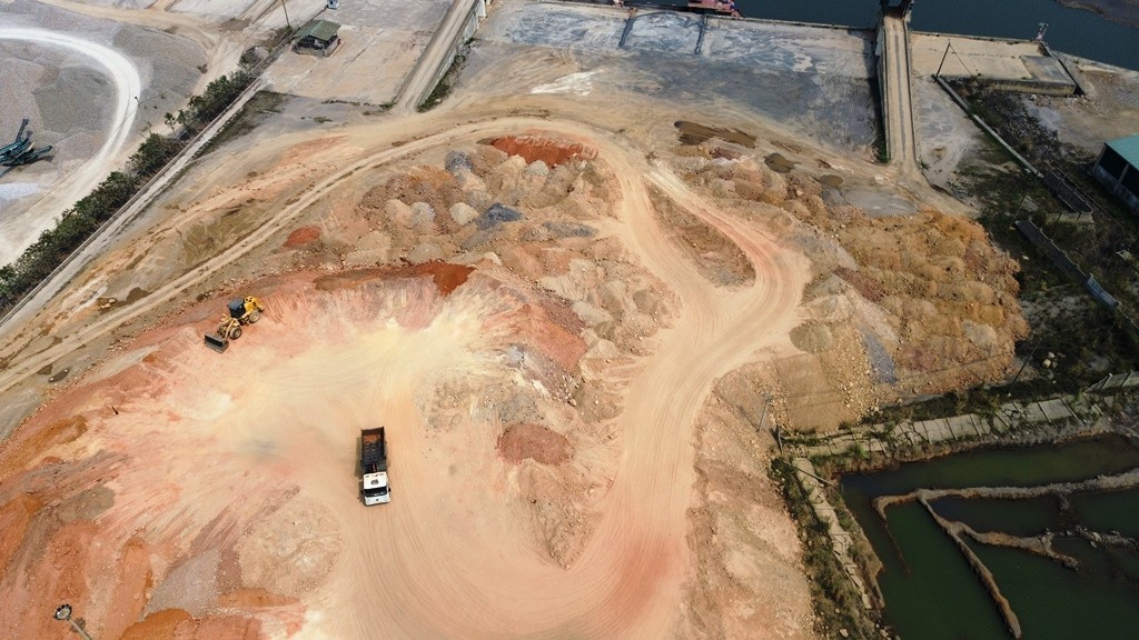 Quảng Ninh: Cận cảnh xe tải chở đất chạy rầm rập suốt ngày đêm, dân lo hỏng đường, ô nhiễm Quảng Ninh: Cận cảnh xe tải chở đất chạy rầm rập suốt ngày đêm, dân lo hỏng đường, ô nhiễm