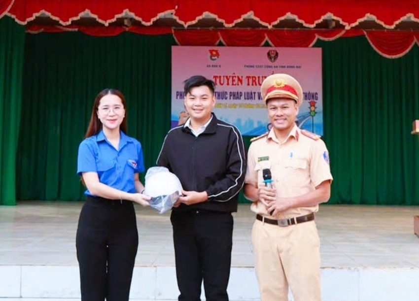 Thông qua hoạt động tuyên truyền, Phòng CSGT mong muốn góp phần nâng cao nhận thức, ý thức chấp hành pháp luật về trật tự, an toàn giao thông cho học sinh. Thông qua hoạt động tuyên truyền, Phòng CSGT mong muốn góp phần nâng cao nhận thức, ý thức chấp hành pháp luật về trật tự, an toàn giao thông cho học sinh.