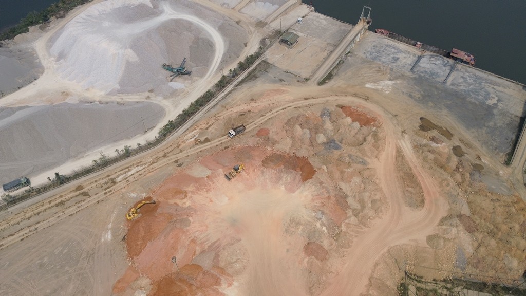 Quảng Ninh: Cận cảnh xe tải chở đất chạy rầm rập suốt ngày đêm, dân lo hỏng đường, ô nhiễm Quảng Ninh: Cận cảnh xe tải chở đất chạy rầm rập suốt ngày đêm, dân lo hỏng đường, ô nhiễm