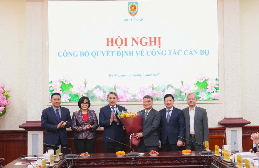 Đảng uỷ, lãnh đạo Bộ Tư pháp tặng hoa chúc mừng tân Thứ trưởng Nguyễn Thanh Tú. Đảng uỷ, lãnh đạo Bộ Tư pháp tặng hoa chúc mừng tân Thứ trưởng Nguyễn Thanh Tú.