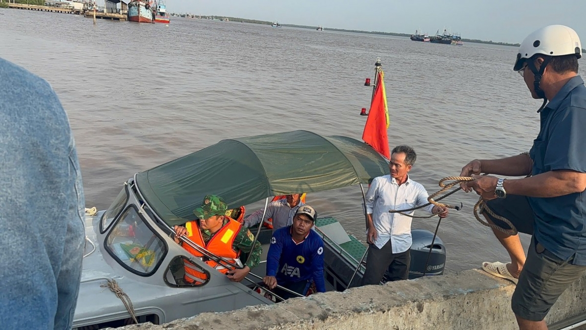 Đồn Biên phòng Cửa khẩu cảng Giao Long kịp thời ứng cứu thuyền trưởng bị đột quỵ trên biển