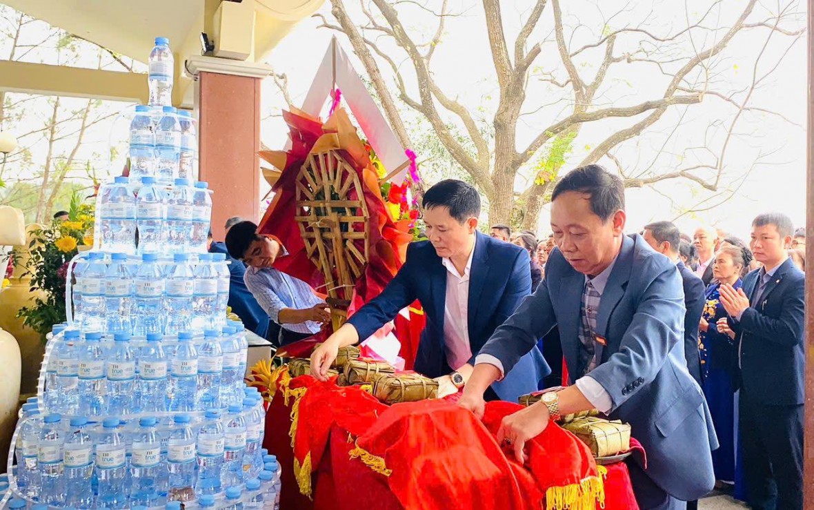 Đông đảo du khách hành hương về Khu di tích Quốc gia đặc biệt Kim Liên.