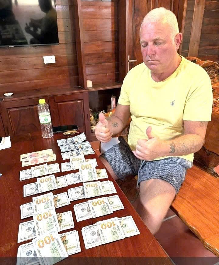 Công an đặc khu Phú Quốc hỗ trợ 2 du khách người Anh nhận lại gần 300 triệu đồng do nhầm lẫn thanh toán