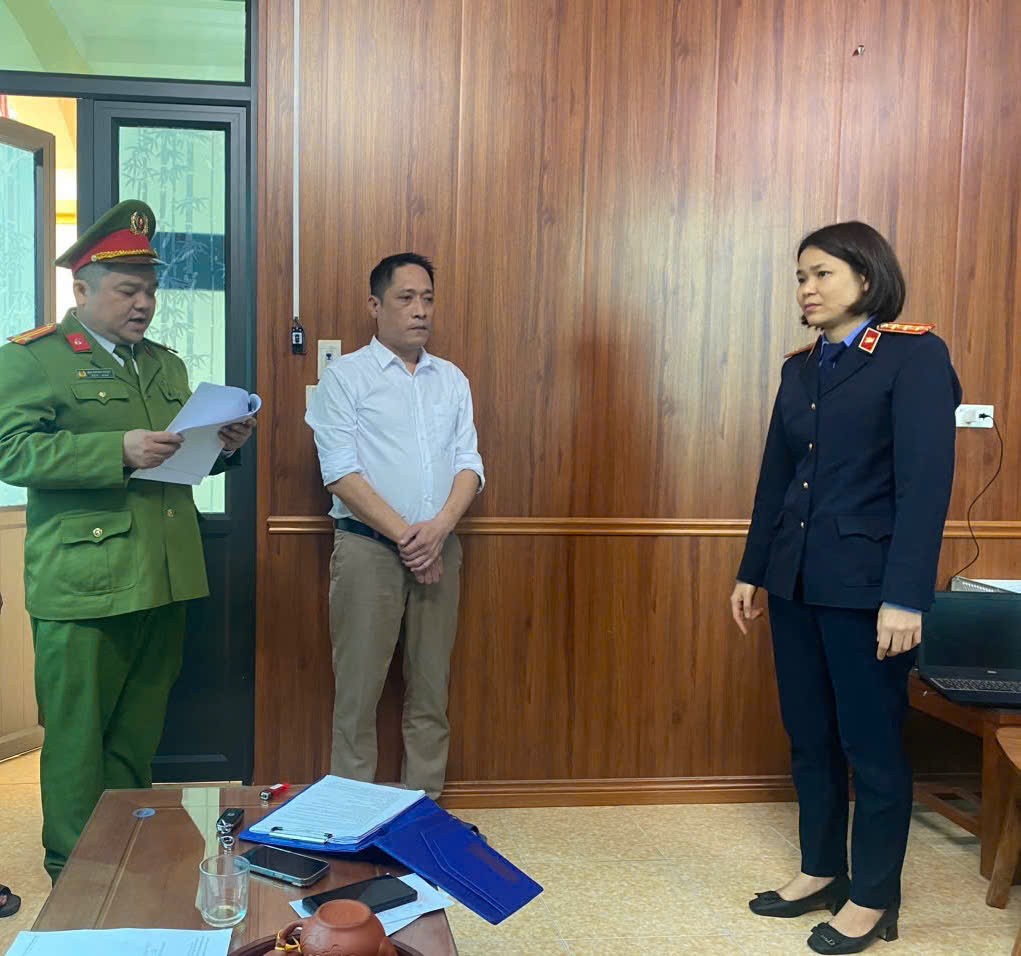 Cơ quan tố tụng đọc quyết định khởi tố bị can (Ảnh: Công an cung cấp).