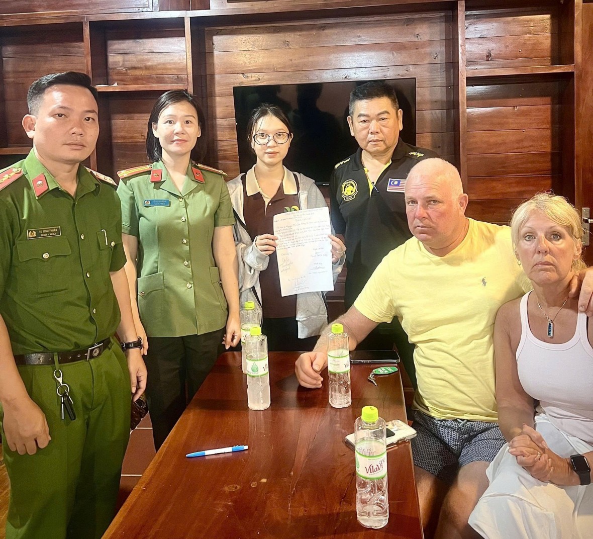 Công an đặc khu Phú Quốc hỗ trợ 2 du khách người Anh nhận lại gần 300 triệu đồng do nhầm lẫn thanh toán