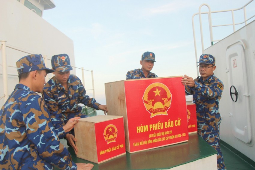 3. Quá trình vận chuyển ra các đảo, hòm phiếu luôn được bảo quản, kiểm tra để không bị hư hỏng 3. Quá trình vận chuyển ra các đảo, hòm phiếu luôn được bảo quản, kiểm tra để không bị hư hỏng